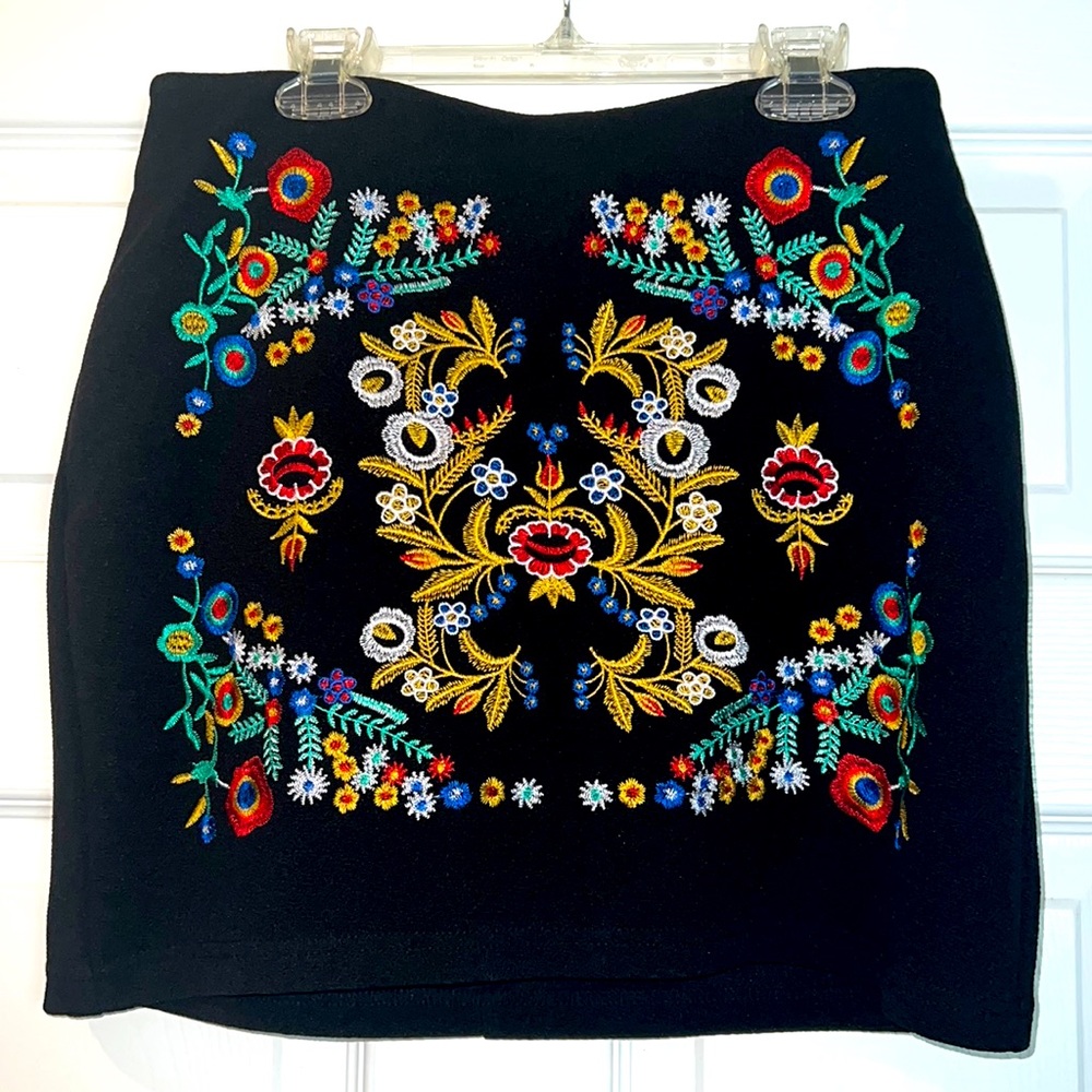 Black mini skirt with embroidered flowers